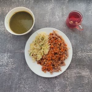Dieta łatwostrawna  Zupa krem z zielonych warzyw Makaron pełnoziarnisty Sos boloński z wieprzowiną Surówka z selera i jabłka Kompot owocowy